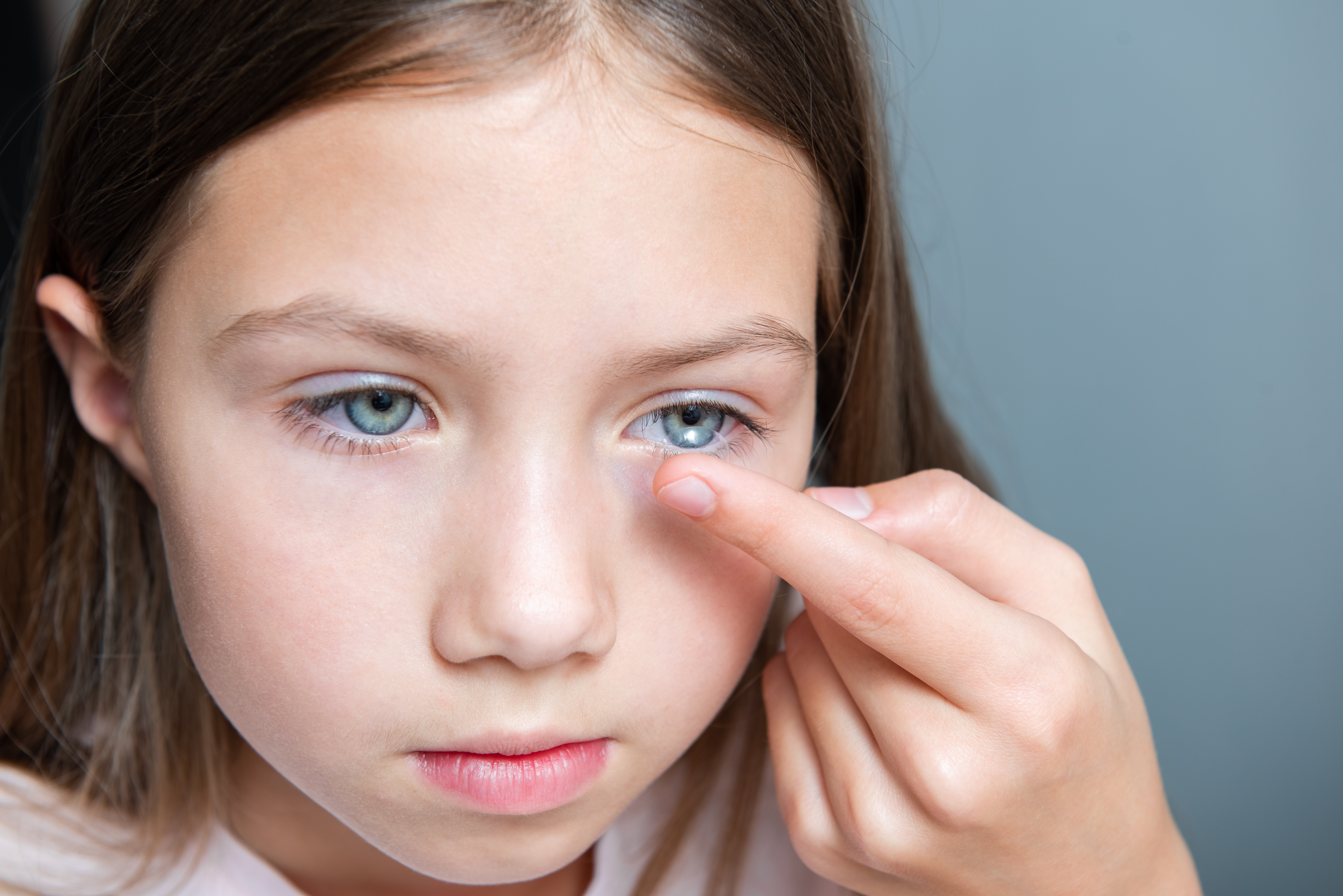 Little Child Girl Putting Contact Lens Into Her Ey 2023 03 30 20 55 52 Utc